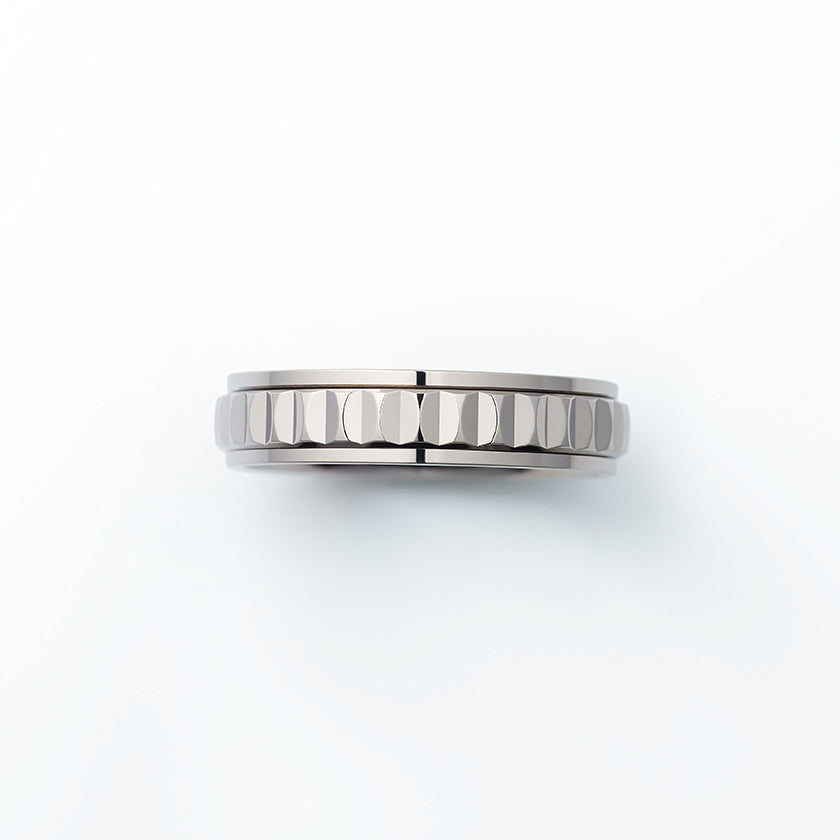 This ring has a central band that rotates.