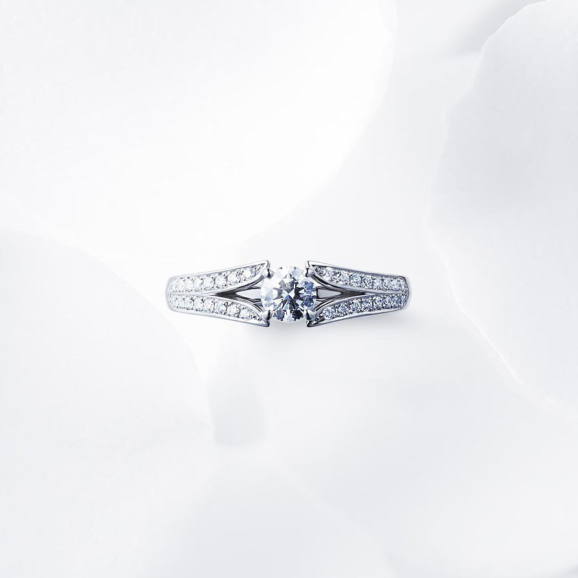 Shown with a 0.33 ct sample diamond.