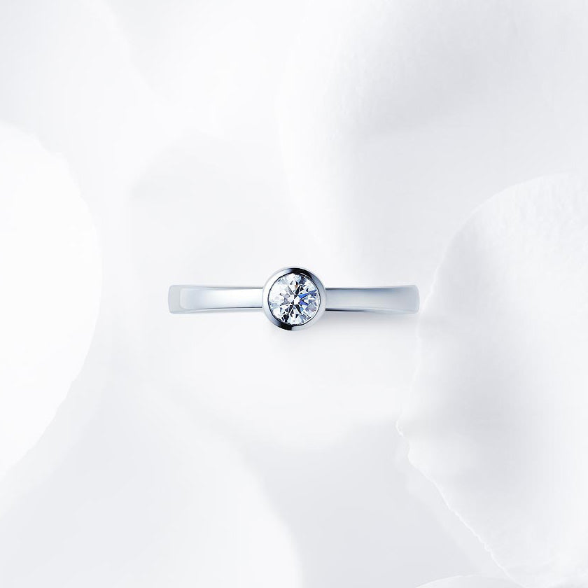Shown with a 0.26 ct sample diamond.