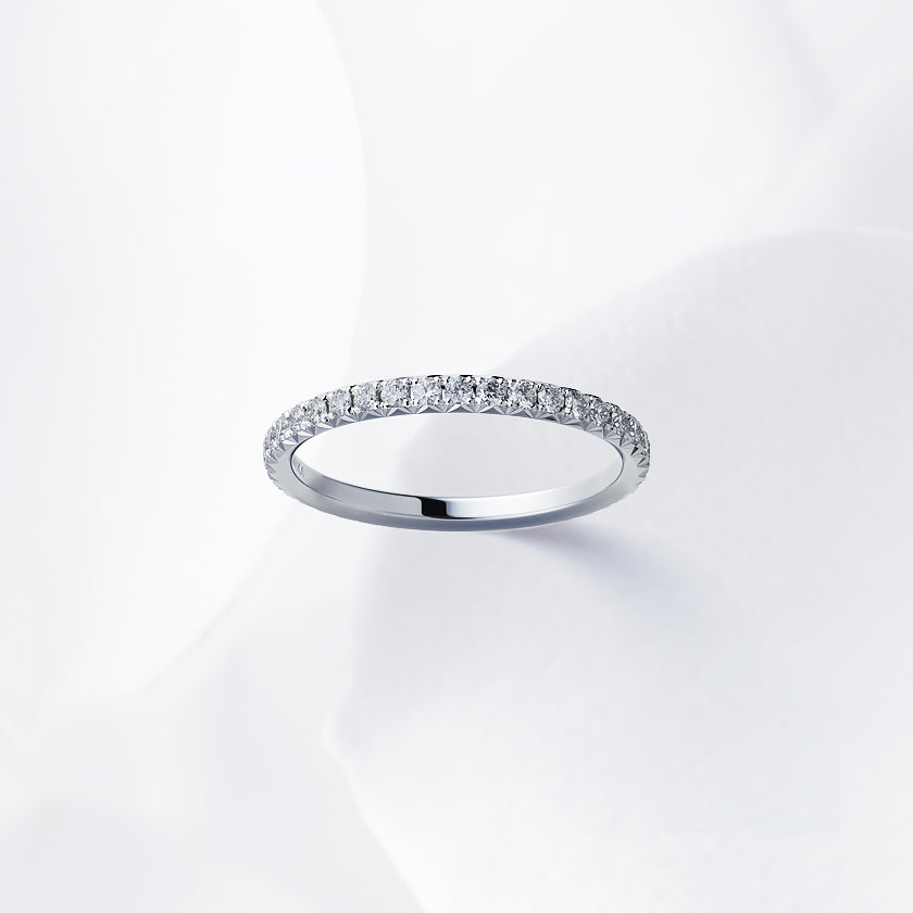 Diamond carat weight varies depending on order details.