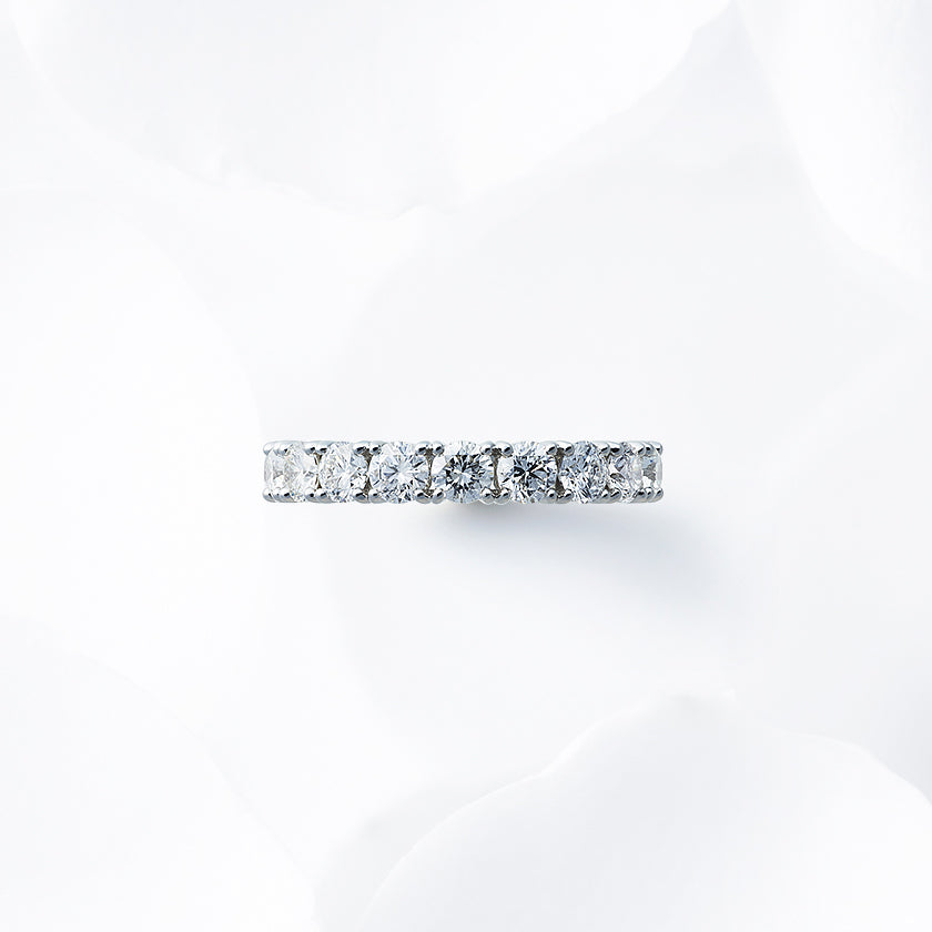 Diamond carat weight varies depending on order details.