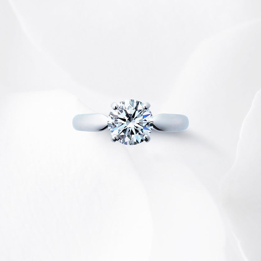 Shown with a 1.55 ct sample diamond.