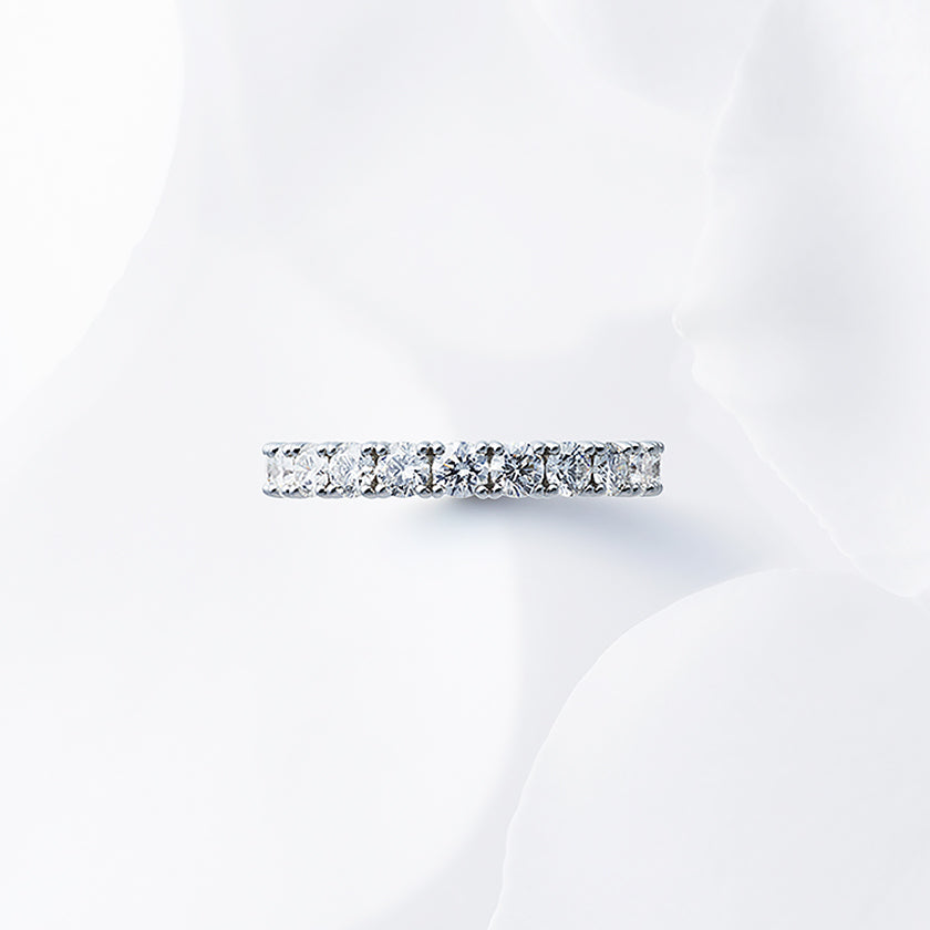 Diamond carat weight varies depending on order details.
