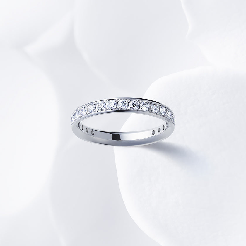 Diamond carat weight varies depending on order details.