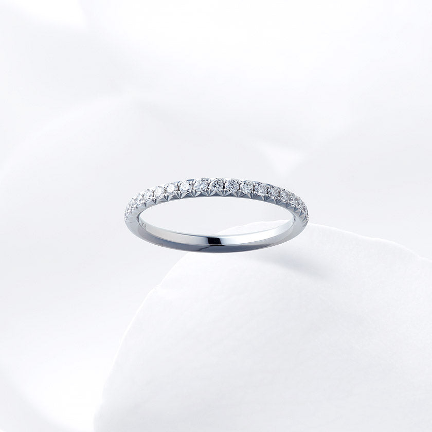 Diamond carat weight varies depending on order details.