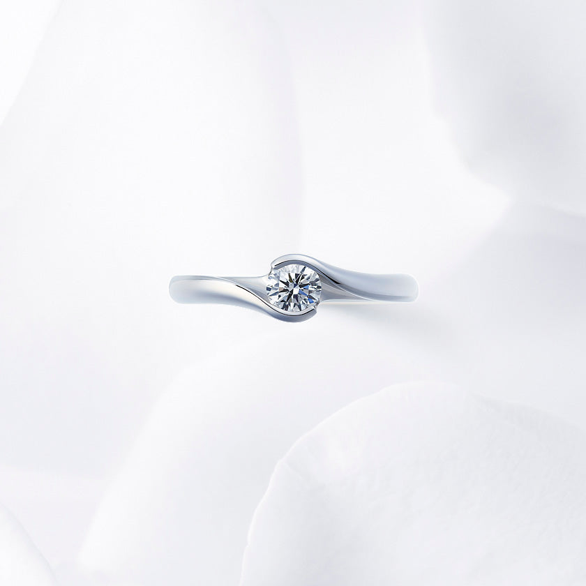 Shown with a 0.26 ct sample diamond.