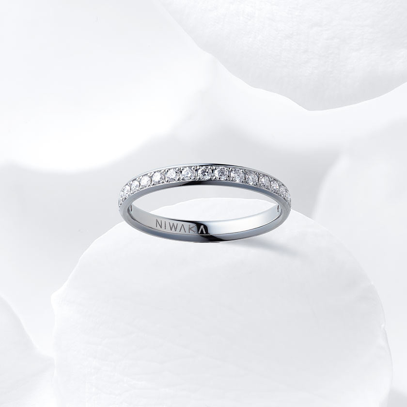 Diamond carat weight varies depending on order details.