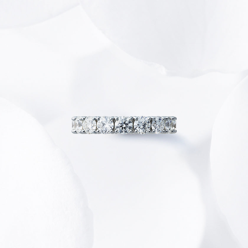 Diamond carat weight varies depending on order details.