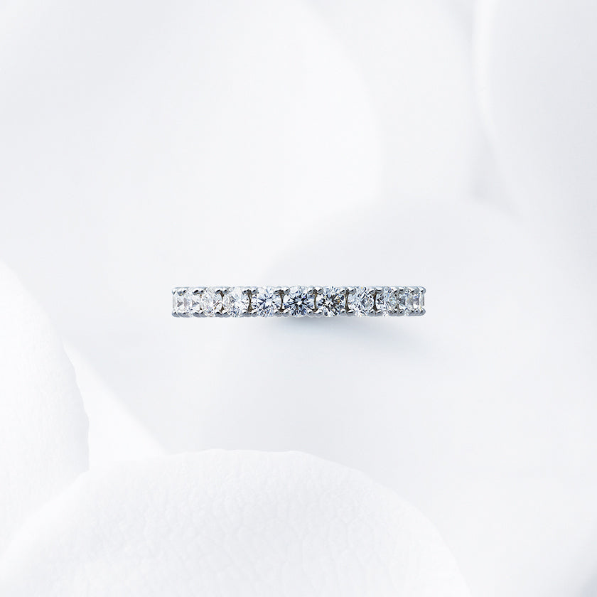 Diamond carat weight varies depending on order details.