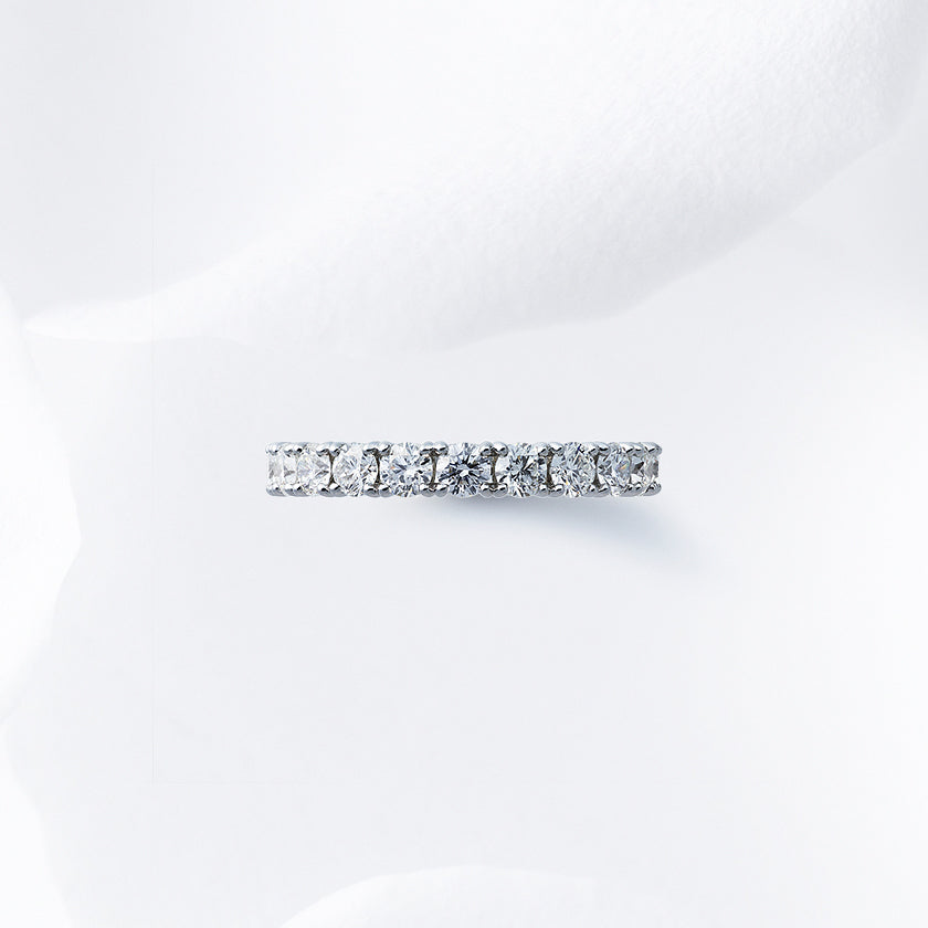 Diamond carat weight varies depending on order details.