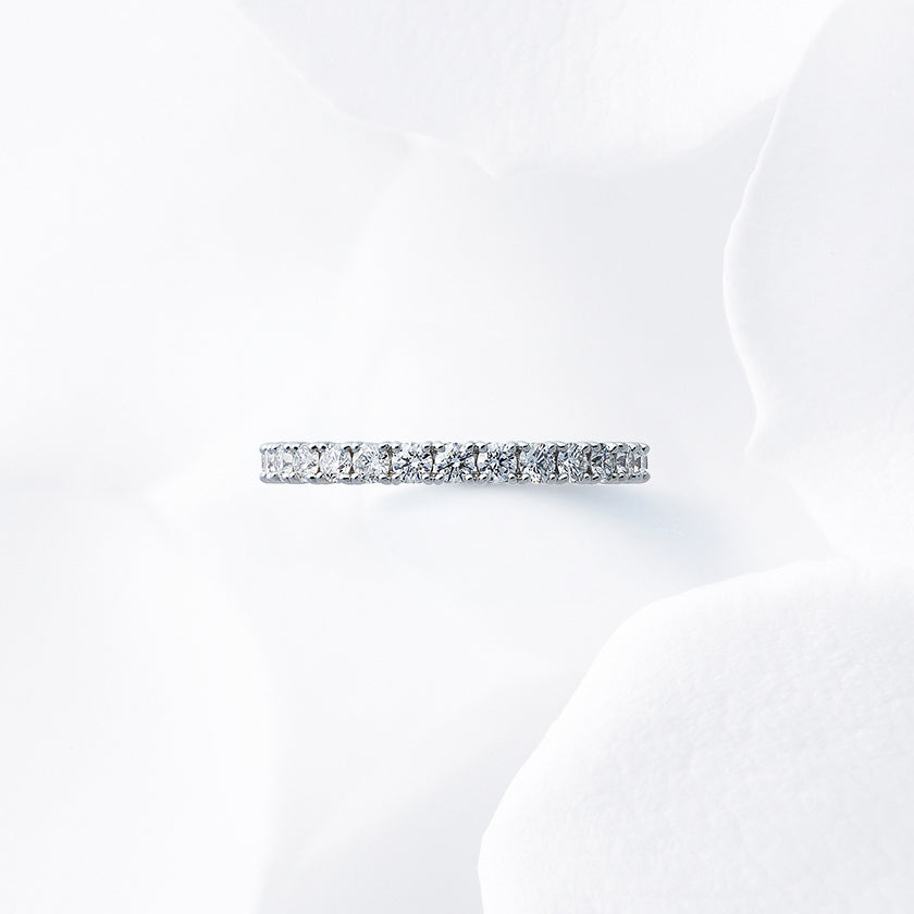 Diamond carat weight varies depending on order details.