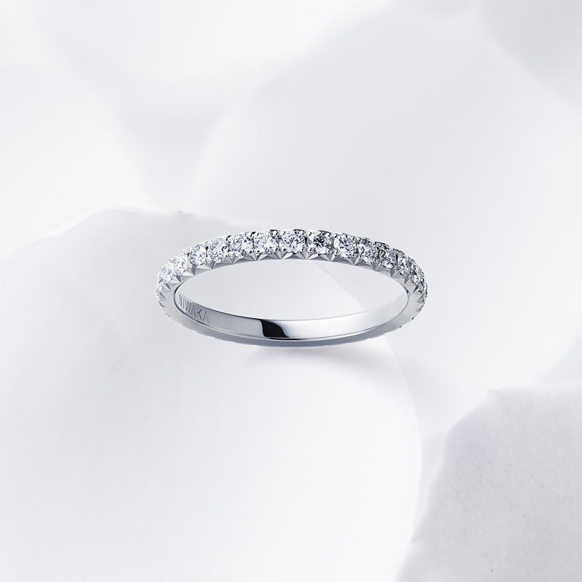 Diamond carat weight varies depending on order details.