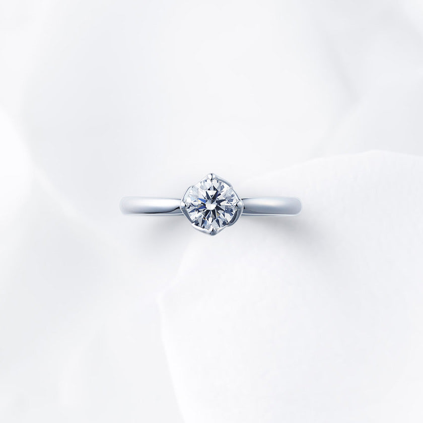 Shown with a 0.54 ct sample diamond.