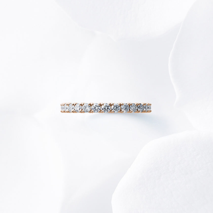 Diamond carat weight varies depending on order details.
