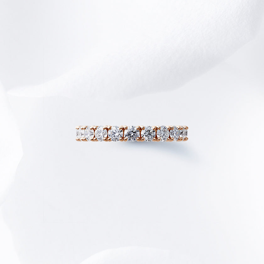 Diamond carat weight varies depending on order details.