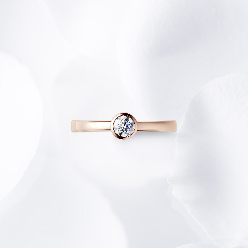 Shown with a 0.26 ct sample diamond.