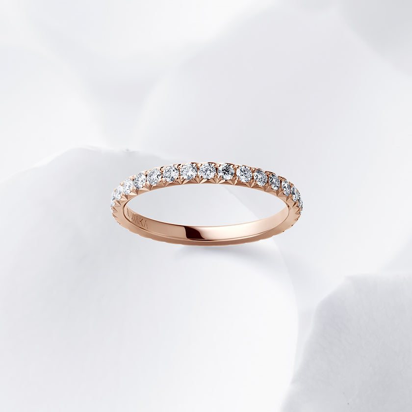 Diamond carat weight varies depending on order details.