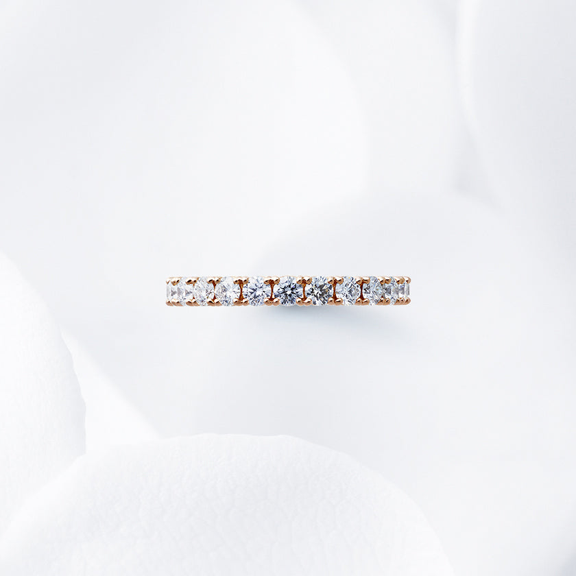 Diamond carat weight varies depending on order details.