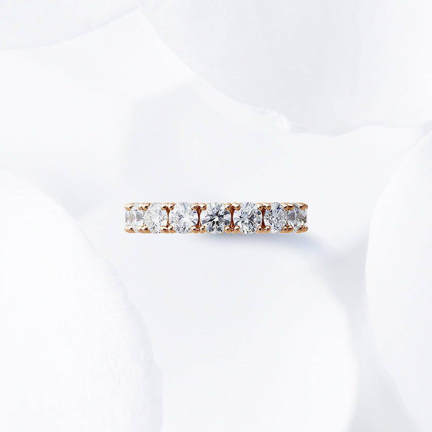 Diamond carat weight varies depending on order details.