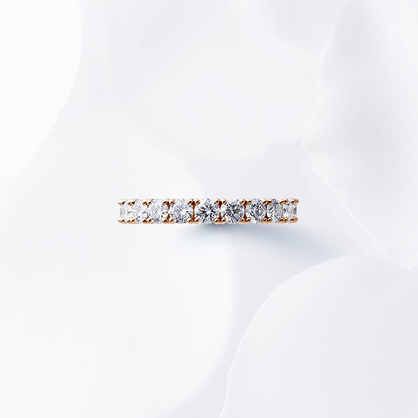 Diamond carat weight varies depending on order details.