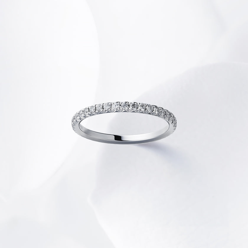 Diamond carat weight varies depending on order details.