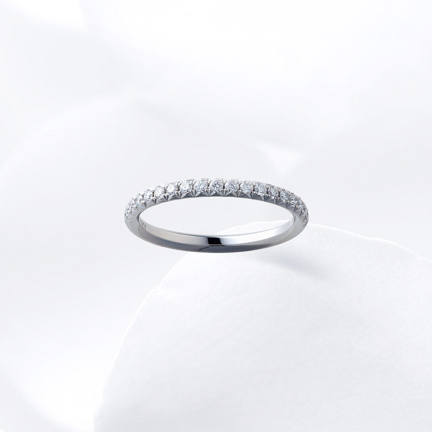 Diamond carat weight varies depending on order details.