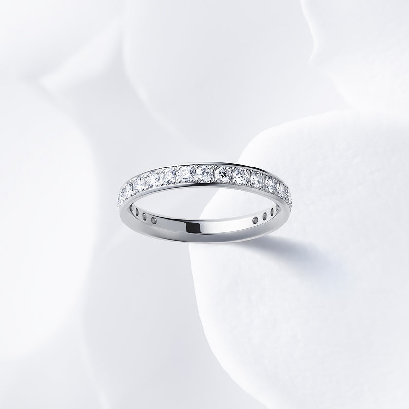 Diamond carat weight varies depending on order details.