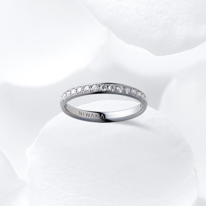 Diamond carat weight varies depending on order details.