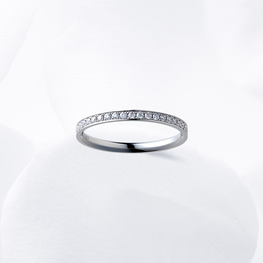 Diamond carat weight varies depending on order details.