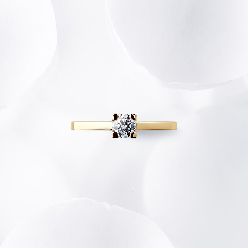 Shown with a 0.33 ct sample diamond.
