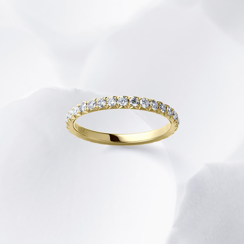 Diamond carat weight varies depending on order details.