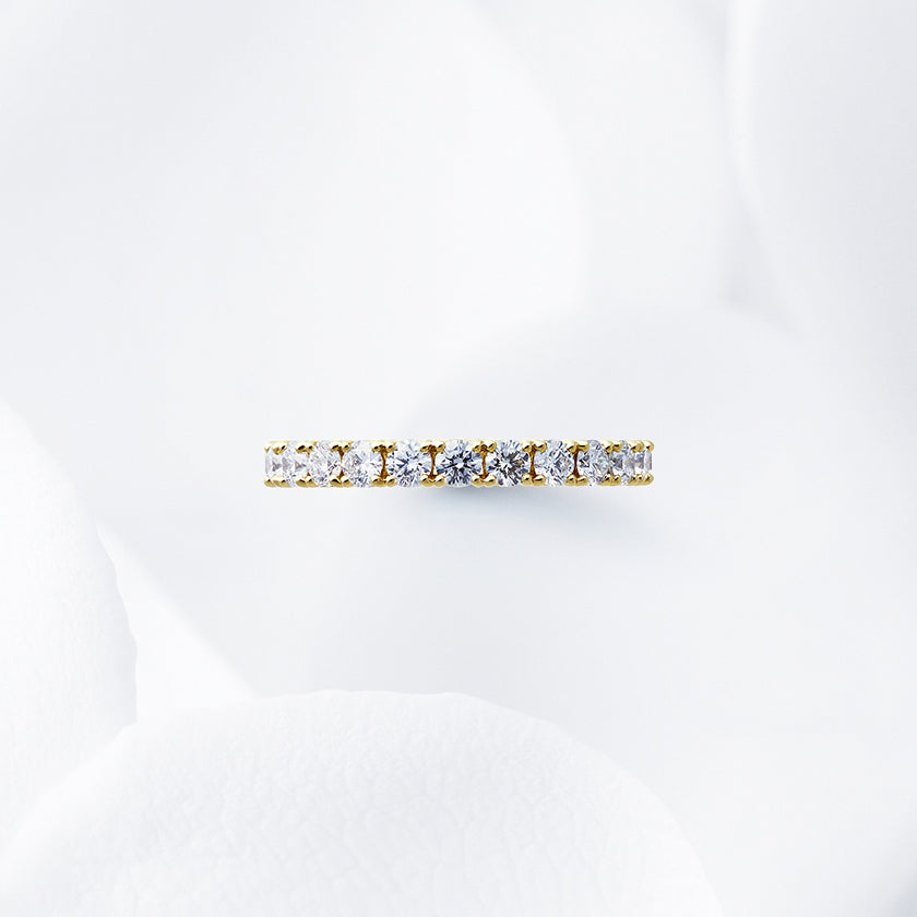 Diamond carat weight varies depending on order details.
