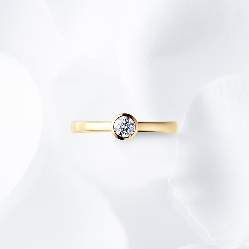 Shown with a 0.26 ct sample diamond.