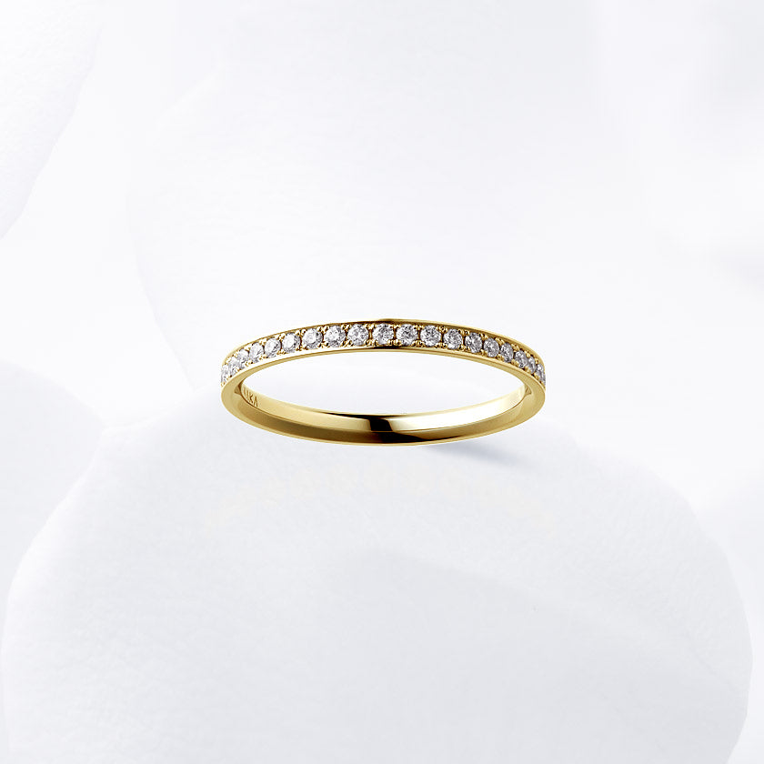 Diamond carat weight varies depending on order details.
