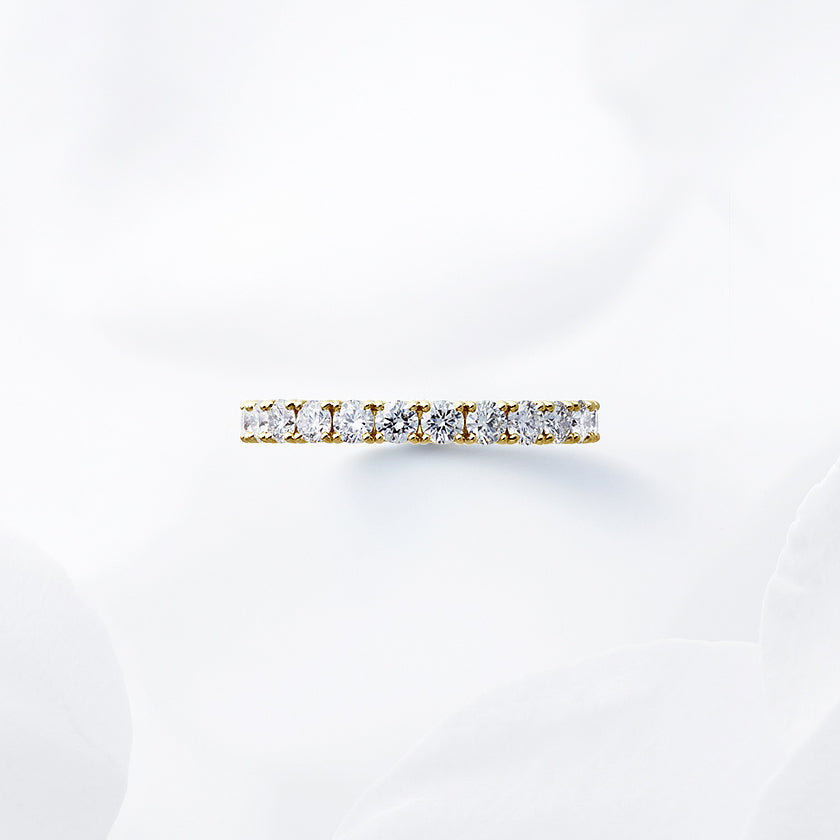 Diamond carat weight varies depending on order details.