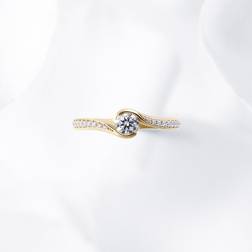 Shown with a 0.26 ct sample diamond.