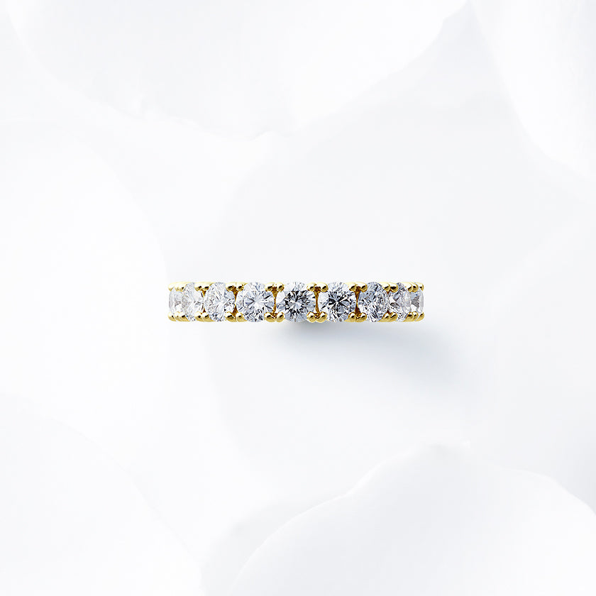 Diamond carat weight varies depending on order details.