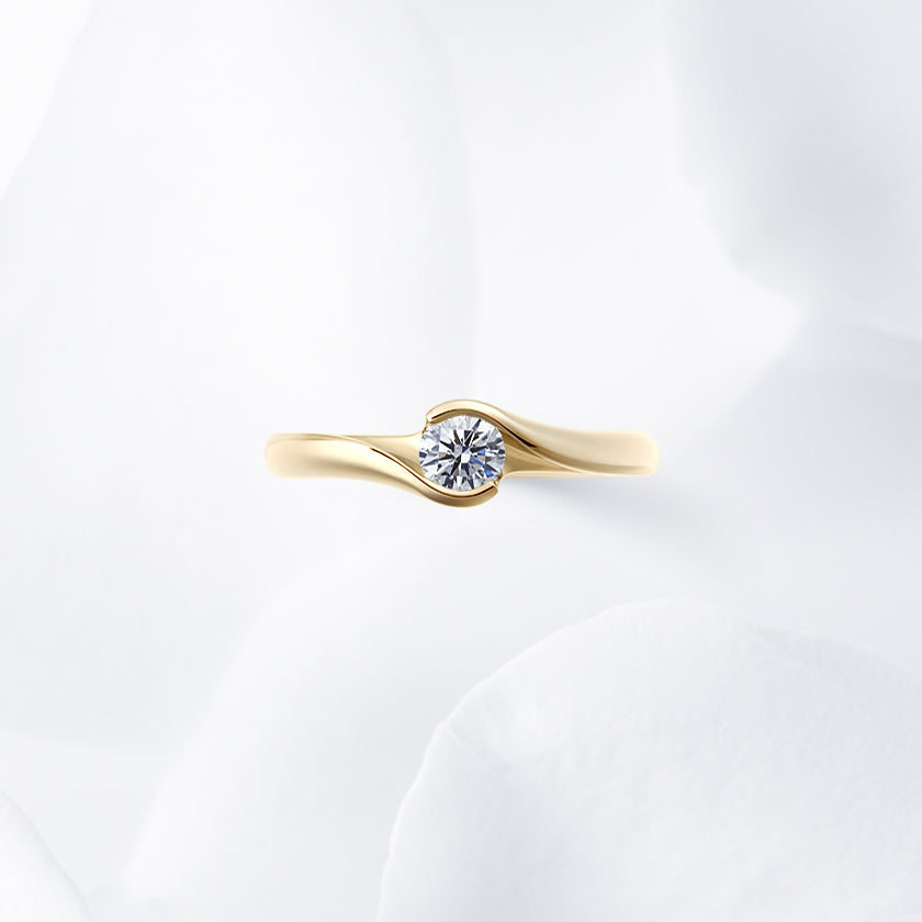 Shown with a 0.26 ct sample diamond.