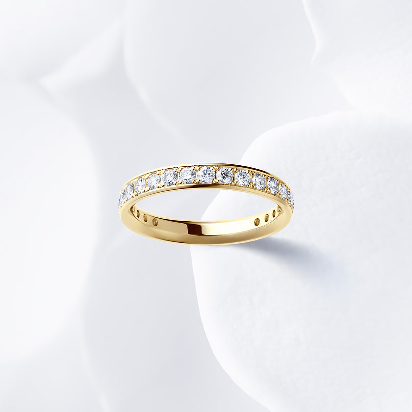 Diamond carat weight varies depending on order details.