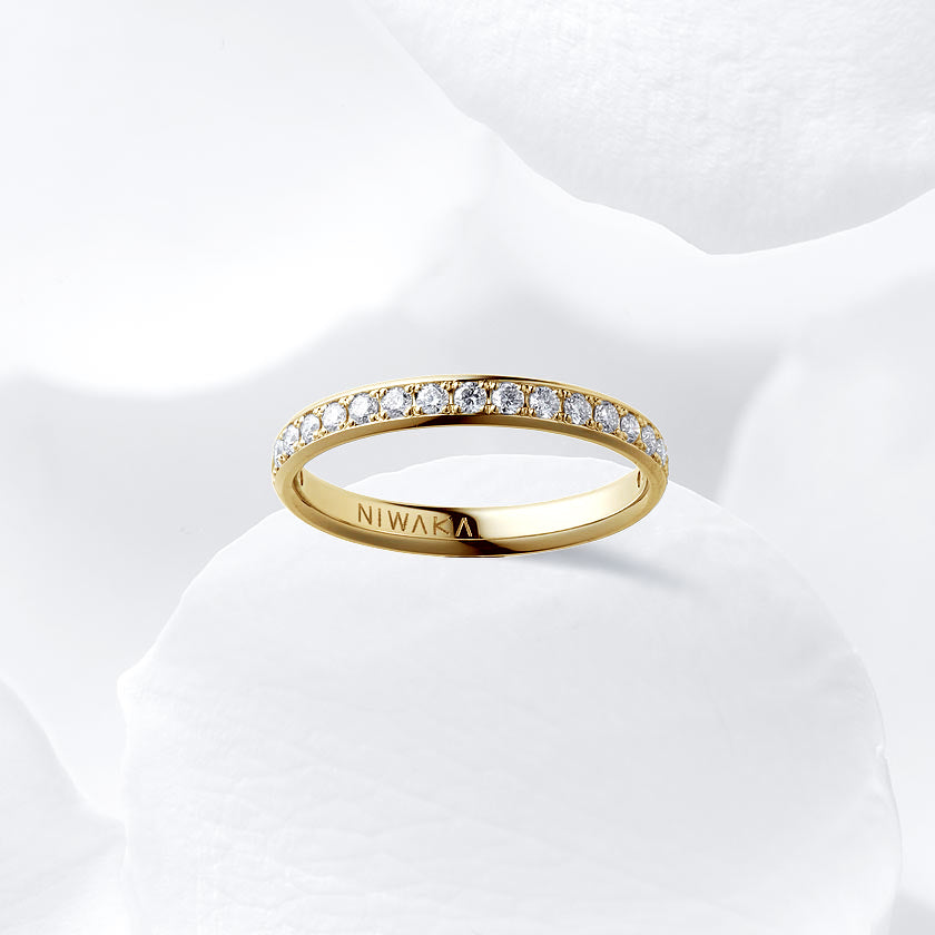 Diamond carat weight varies depending on order details.