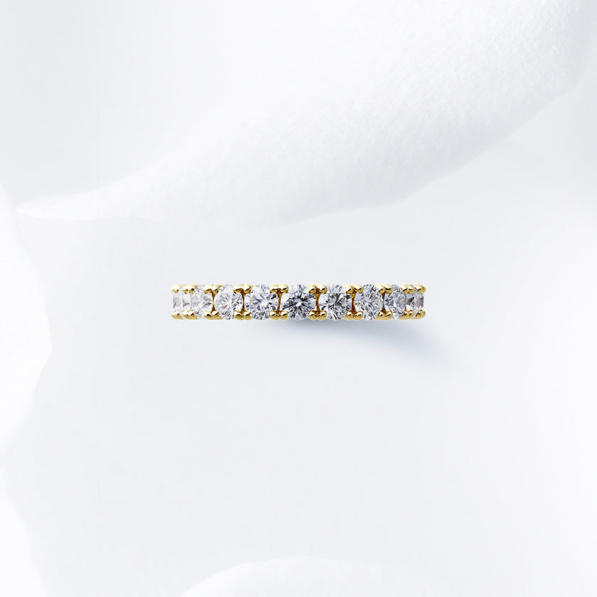 Diamond carat weight varies depending on order details.