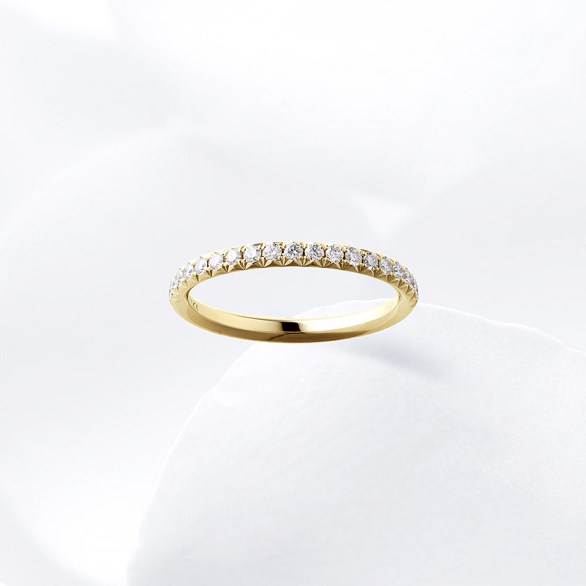 Diamond carat weight varies depending on order details.