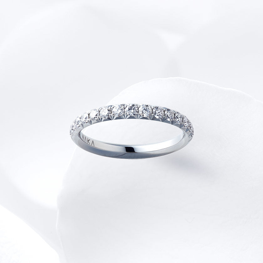 Diamond carat weight varies depending on order details.