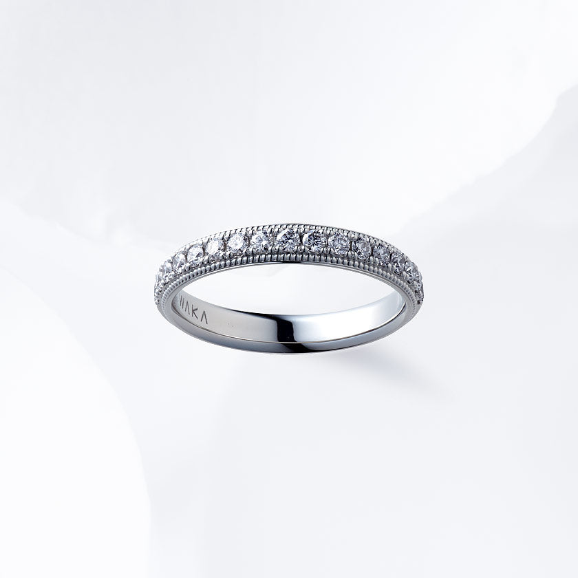 Diamond carat weight varies depending on order details.