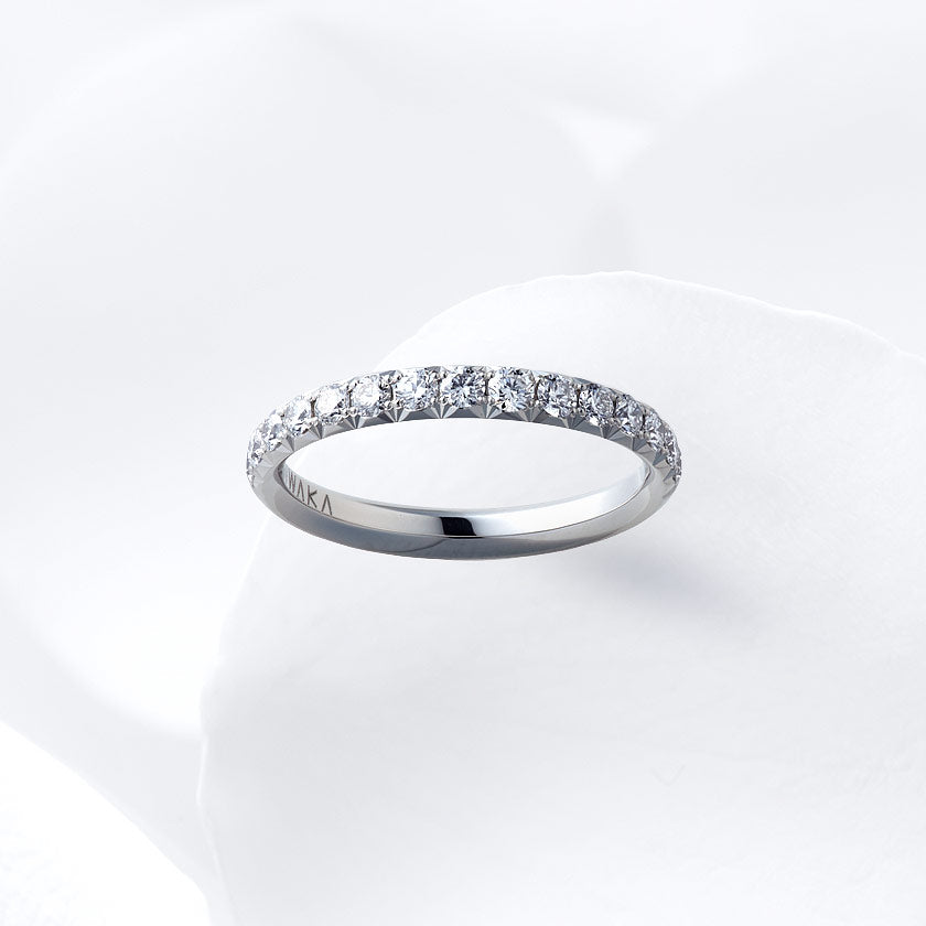 Diamond carat weight varies depending on order details.
