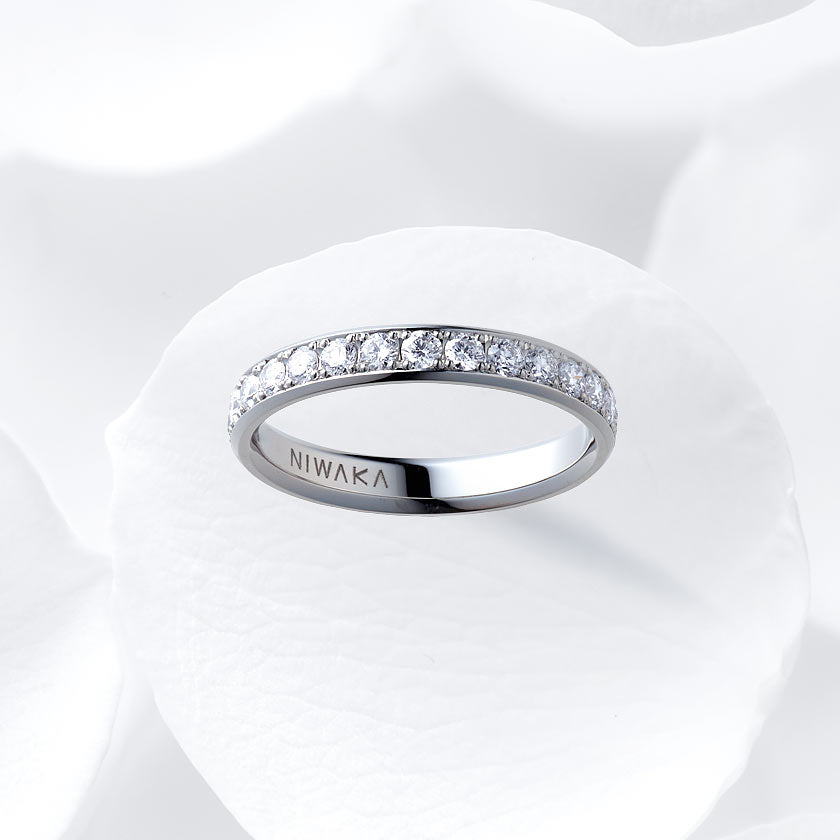 Diamond carat weight varies depending on order details.