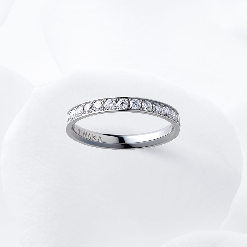 Diamond carat weight varies depending on order details.
