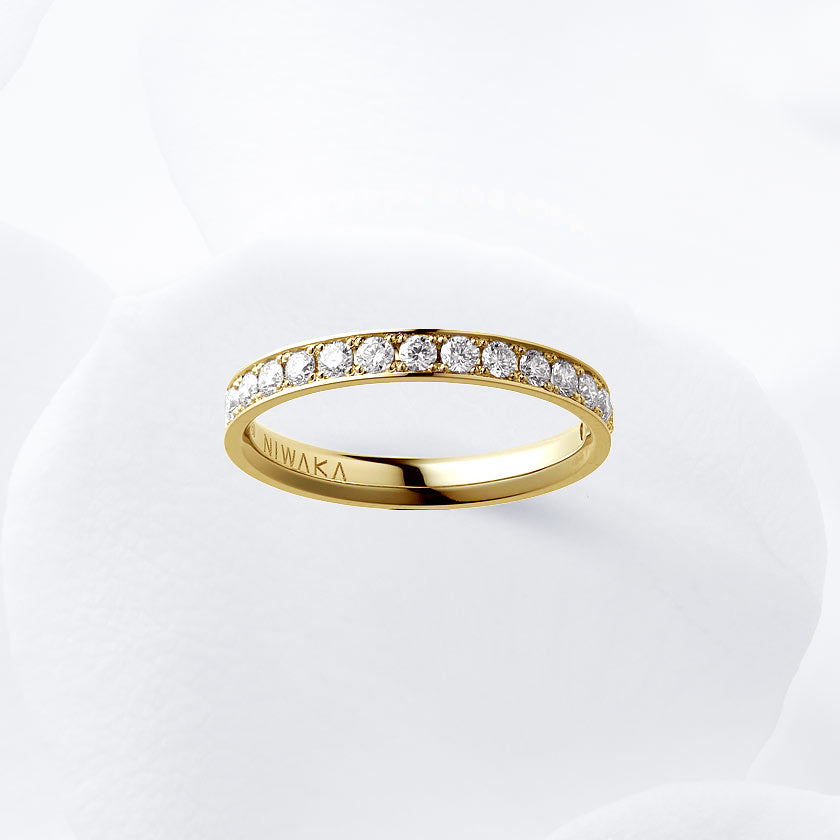 Diamond carat weight varies depending on order details.