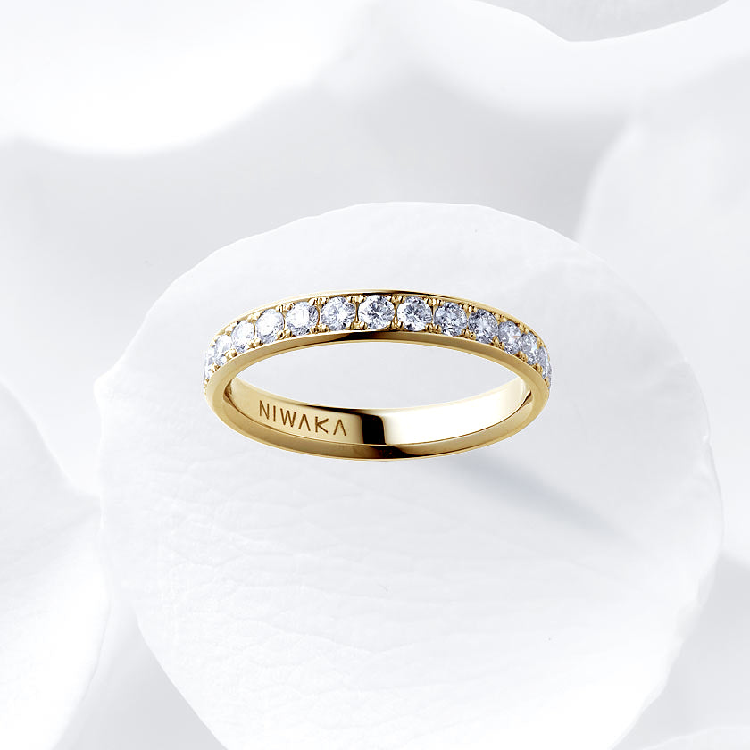 Diamond carat weight varies depending on order details.