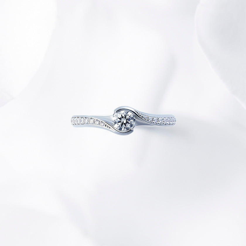 Shown with a 0.26 ct sample diamond.